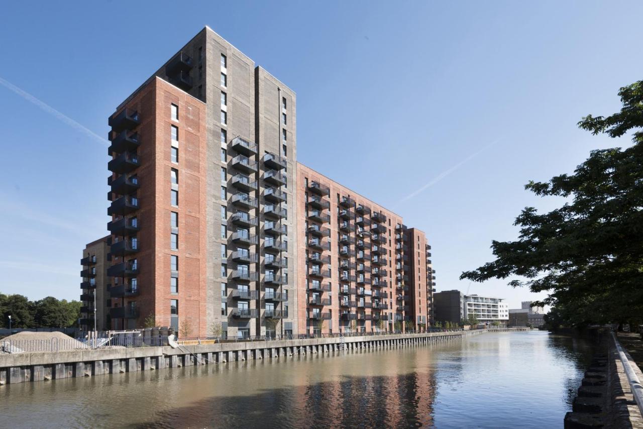 Modern Studios And Apartments At Barking Wharf In Londyn Zewnętrze zdjęcie